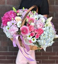 Композиция солнечный день в Елатьме Цветочная композиция из Розы, Хризантемы, Пионы и Лизиантусы в корзине в Елатьме