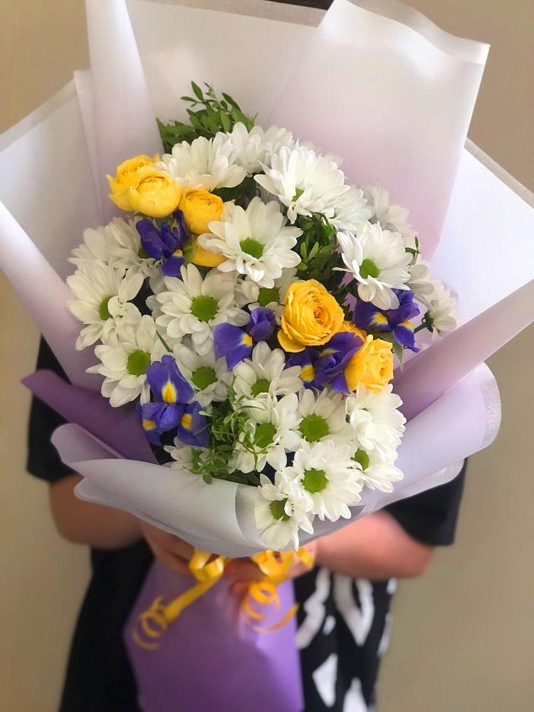 Букет цветов из: Ирисы, Хризантемы и Розы в Елатьме