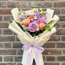 Букет цветов из:  Лизиантусы и Розы в Елатьме